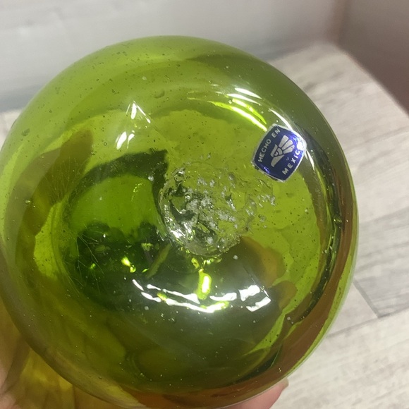 Large Hand blown Green Glass Pear w/ leaf Heavy Made in Mexico 7 1/2 inch - Picture 5 of 5